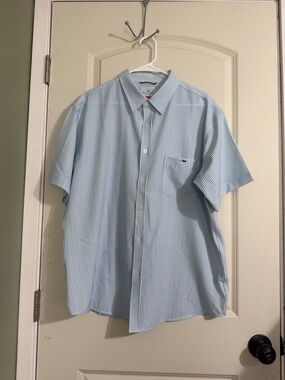 Men’s Simply Southern Short Sleeve dog embroidered button up. Size XL